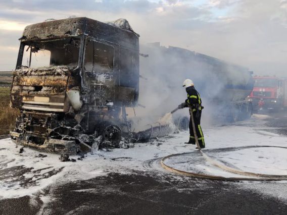 В Николаевской области сгорела цистерна с подсолнечным маслом