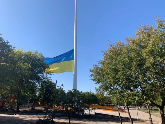 Из-за сильных порывов ветра в Николаеве приспустят большой флаг в сквере Юных героев