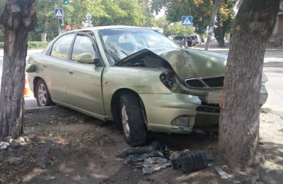 Полиция ищет водителя Chevrolet, из-за маневров которого произошла авария на Богоявленском проспекте