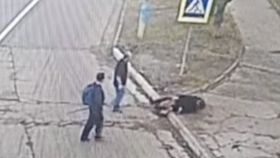 В центре Южноукраинска мужчина ногами избил женщину