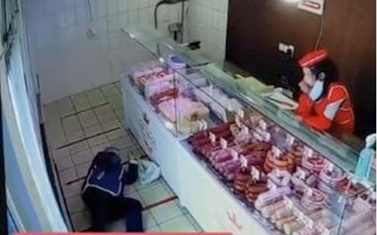 Пожилая женщина упала в магазине: реакция продавщицы шокировала (видео)