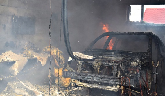 Две машины и гараж сгорели в Николаеве из-за людской халатности
