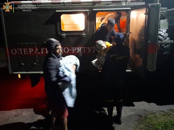 Семье, у которой машина застряла в грязи, пришлось идти в темноте с детьми на руках до ближайшей станции