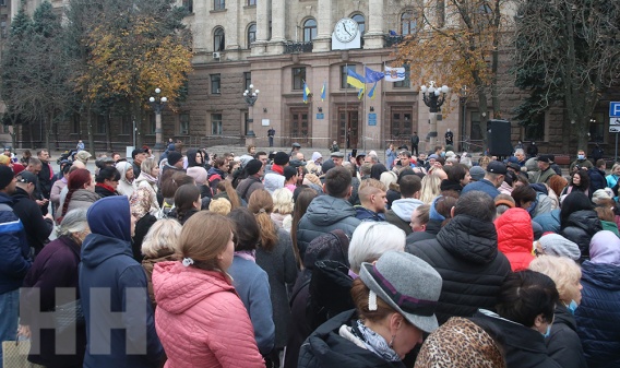 На Соборной площади в Николаеве митингуют противники принудительной вакцинации и масочного режима (фото)