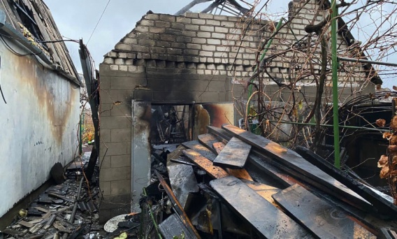 На пожаре в Николаеве спасатели нашли обгоревшего мужчину без сознания