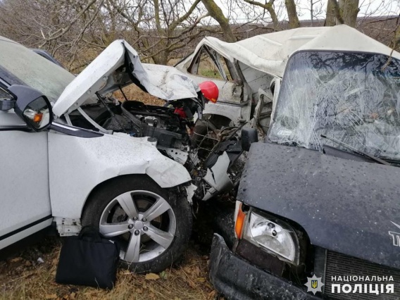 Range Rover 28-летнего водителя выбил с дороги Ford Transit на трассе под Баштанкой