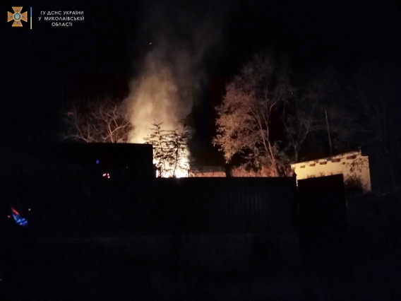 Ночью в Николаевской области сгорела крыша сооружения и пять тонн сена
