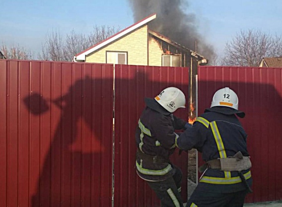 Николаевские спасатели ломали ворота, чтоб потушить загоревшийся без хозяев дом
