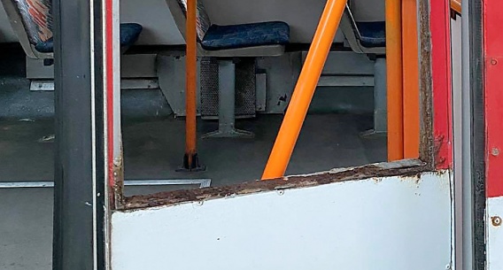В николаевском троллейбусе пассажир разбил стекло – не успел выйти на остановке