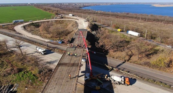 Дорожники впервые за 45 лет капитально ремонтируют мостовой переход в Николаевской области