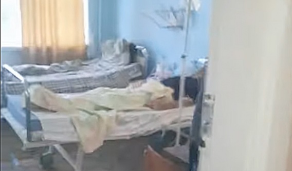 В Николаеве в отделении для пациентов с пневмонией больных оставили без помощи медперсонала. Видео