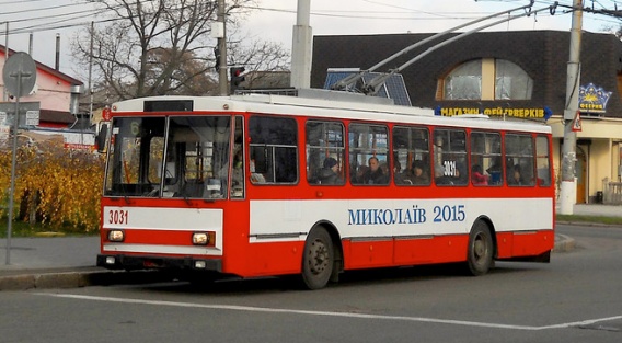 Водитель николаевского троллейбуса обматерил полсалона и вытолкал «лишних пассажиров»