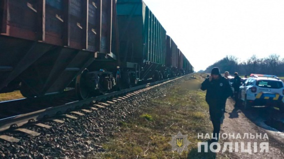 На Николаевщине грузовой поезд переехал старика