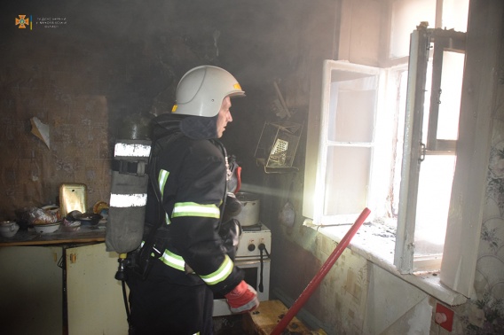 В Николаеве женщина чуть не сгорела заживо в своей квартире