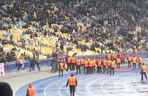 Выходка фаната испортила начало матча "Динамо" - "Бавария" (видео)