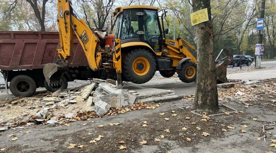 На улице Космонавтов незаконно установленные павильоны «вырвали с корнем»