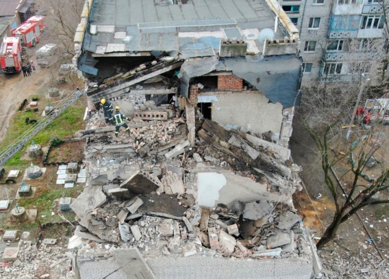 Три человека остаются под завалами взорвавшегося дома в Новой Одессе (фото, видео)
