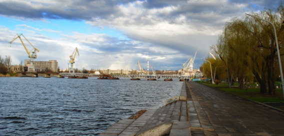 Ранним утром в Николаеве возле Ингульского моста из воды вытянули тело неизвестной женщины