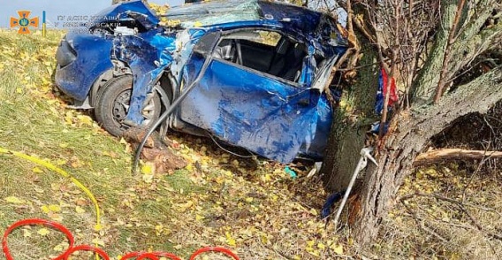 Машина всмятку, водитель жив: возле Коренихи слетел в кювет Peugeot