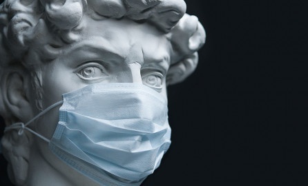Одной маски для защиты от коронавируса мало - врач-инфекционист