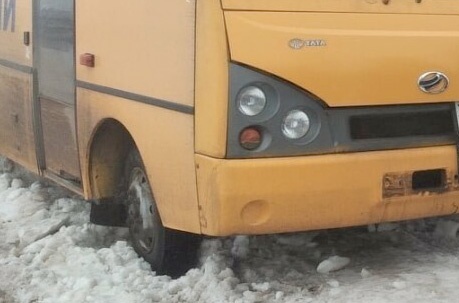 Школьный автобус застрял в раскисшей дороге на Николаевщине