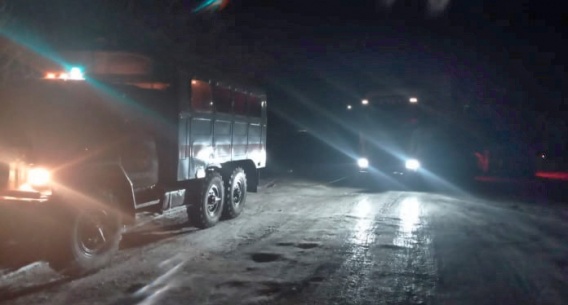 Возле Александровки на скользкой дороге занесло фуру: дорогу разблокировали спасатели