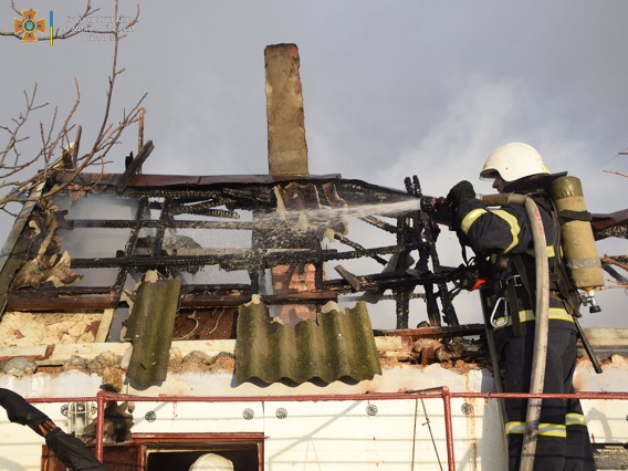 Женщина погибла при пожаре на дачах в Ракетном урочище