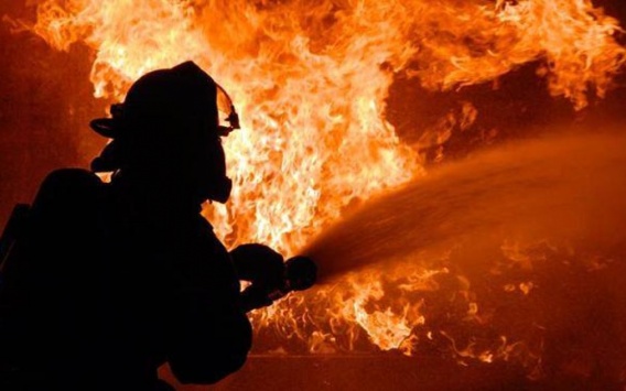 Пожарные вынесли труп мужчины и обгоревшую женщину из горящего заброшенного дома на Николаевщине