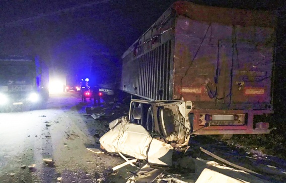 Ночью на трассе Н-24 фура въехала в припаркованный на обочине автопоезд: погиб пассажир