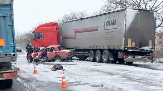 Смертельная авария на въезде в Николаев: ВАЗ «впечатался» в фуру