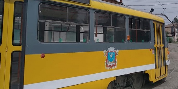 В Николаеве трамвай зацепил пешехода – парня в наушниках