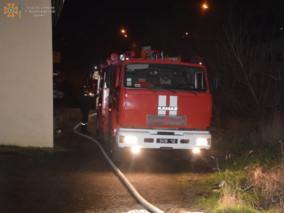 Вчера вечером к полыхающей бани в Николаеве приехали 12 пожарных