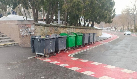 В Николаеве по велодорожке катаются мусорные баки