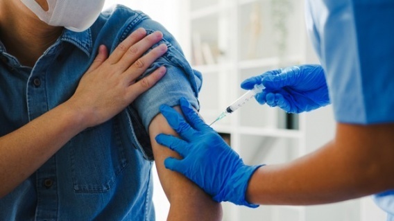 С 9 декабря чиновников и соцработников без прививки от коронавируса не должны допускать к работе