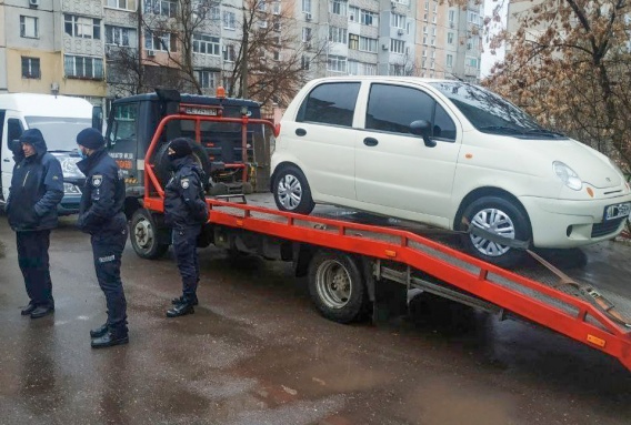 За долги по отоплению у жительницы Николаева забрали машину