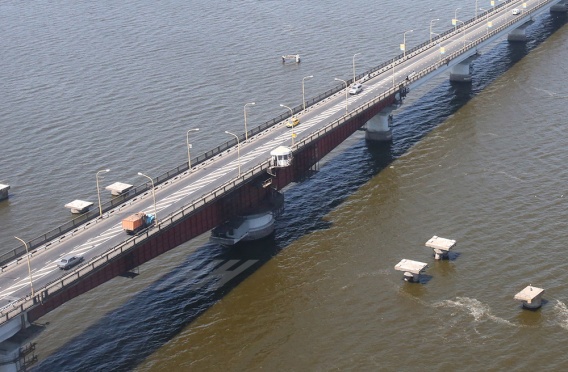 Из-за проблем с деньгами 60-летняя женщина чуть не прыгнула с Варваровского моста