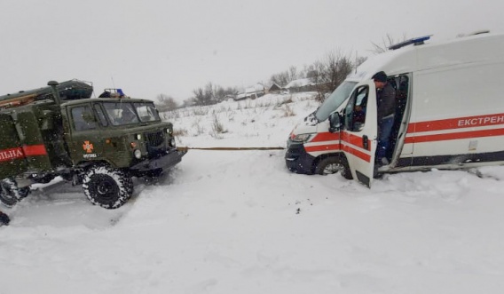 «Скорая», следовавшая по вызову, застряла на полевой дороге Николаевской области