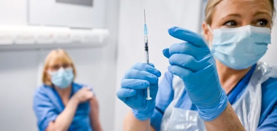 Минздрав расширил список профессий, для которых COVID-вакцинация является обязательной