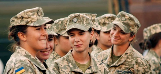 Для женщин планируют переходную норму: на первом этапе принудительных военных сборов не будет