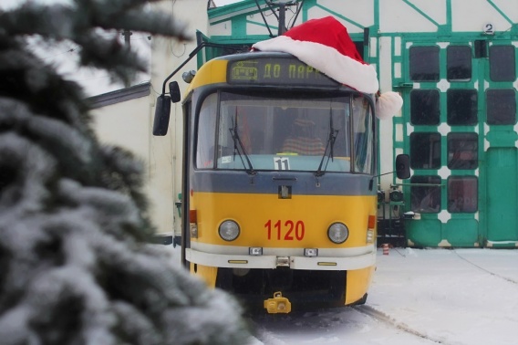 По улицам Николаева начал курсировать новогодний «Волшебный трамвай»
