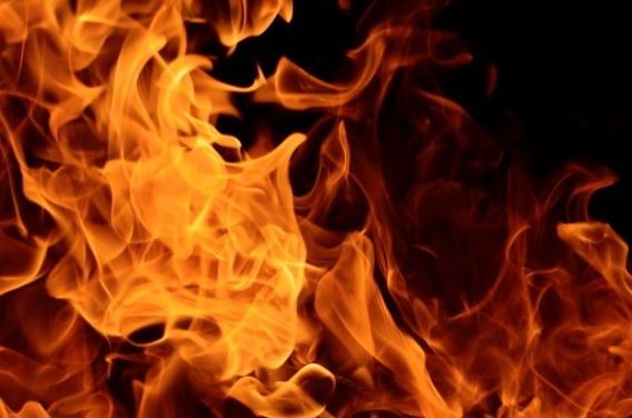 Обожженный мужчина выполз из горящего дома в Парутино
