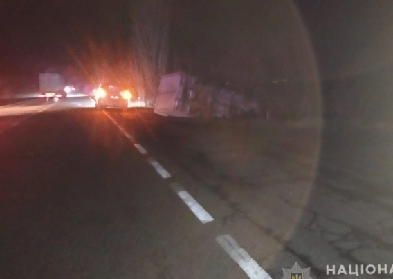 Вчера вечером в Николаевской области под колесами грузовика погибла молодая женщина