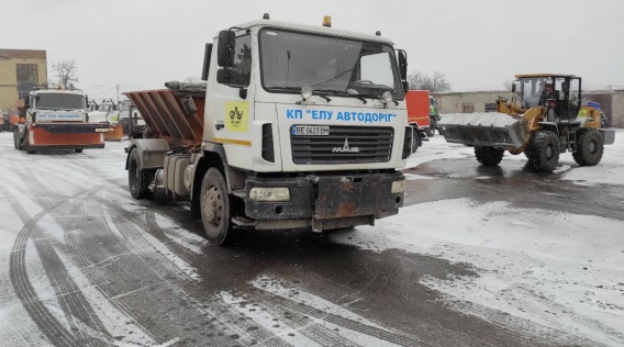 В Николаеве выпал первый снег: коммунальная дорога выехала на расчистку дорог