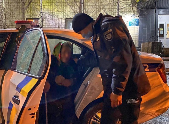 Полуслепой женщине, которая поздно вечером и непонятно как оказалась в 20 км от дома, помогли полицейские Вознесенска