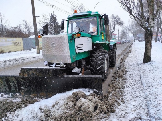С николаевских дорог сгребают снежную кашу
