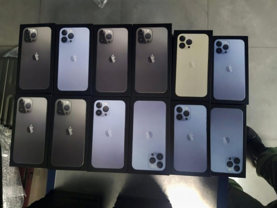 Следователи николаевского ГБР нашли в аэропорту четыре чемодана контрабандных айфонов