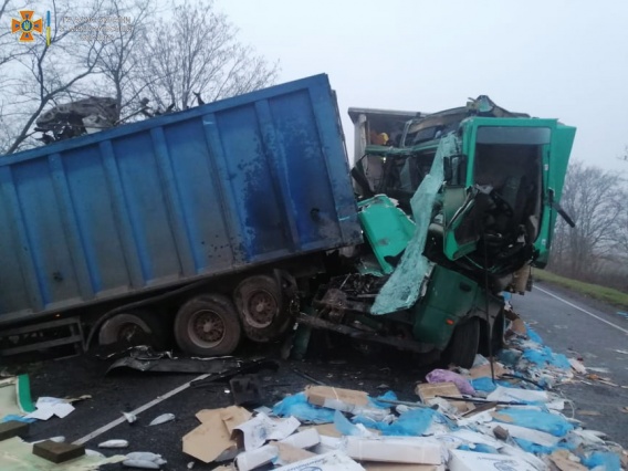 Ранним утром в Николаевской области насмерть разбился водитель грузовика