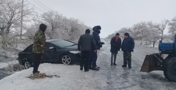 На Николаевщине водитель, съехавший в кювет, полночи замерзал в машине, ожидая помощь