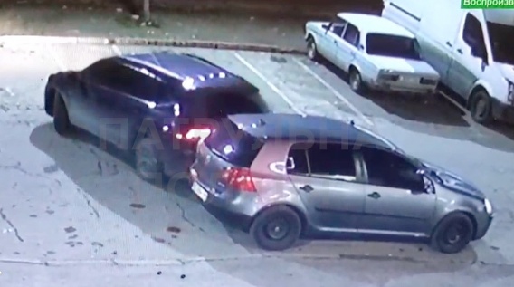 Полиция разыскивает водителя Volkswagen, который ударил машину на парковке и уехал с места ДТП (видео)