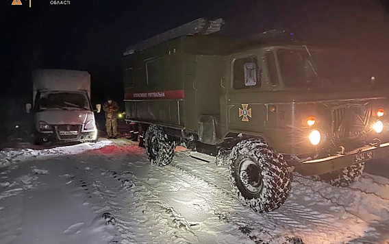 На Николаевщине спасатели не смогли «выдернуть» вмерзший в дорогу фургон